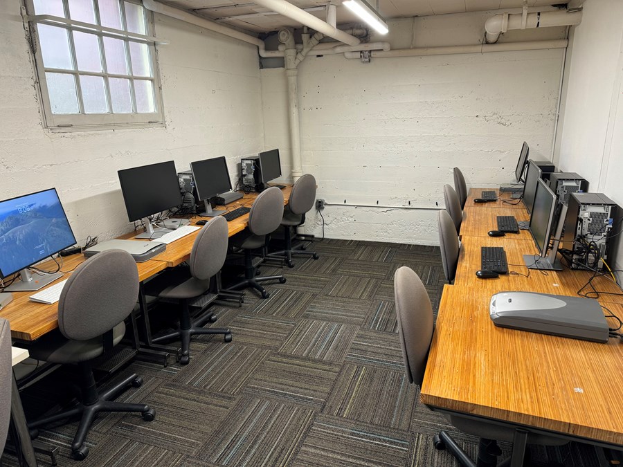 Hendricks lab computers on desks with rolling chairs