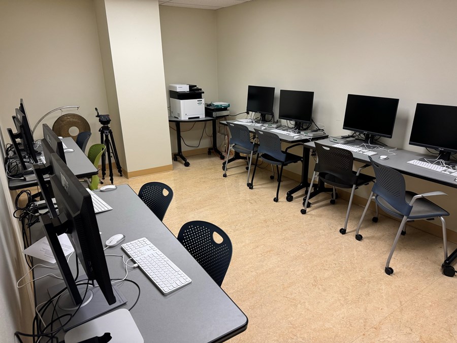 Image of Gerlinger Annex 362 with computers on desks with a printer in the back corner