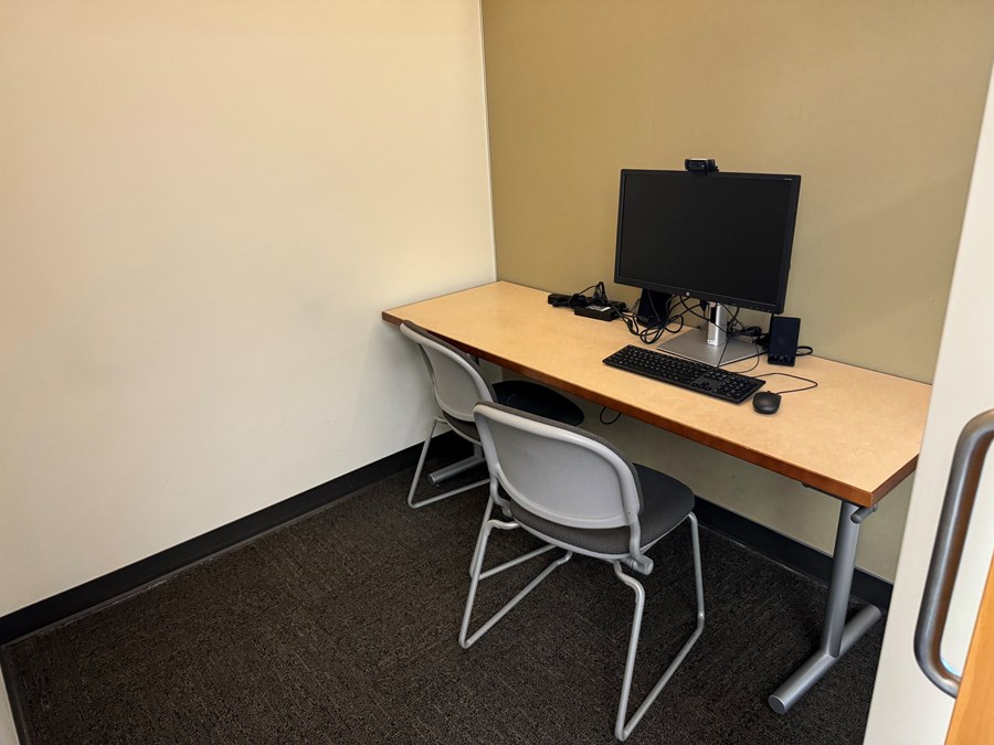A Learning Commons study room with a computer on a desk