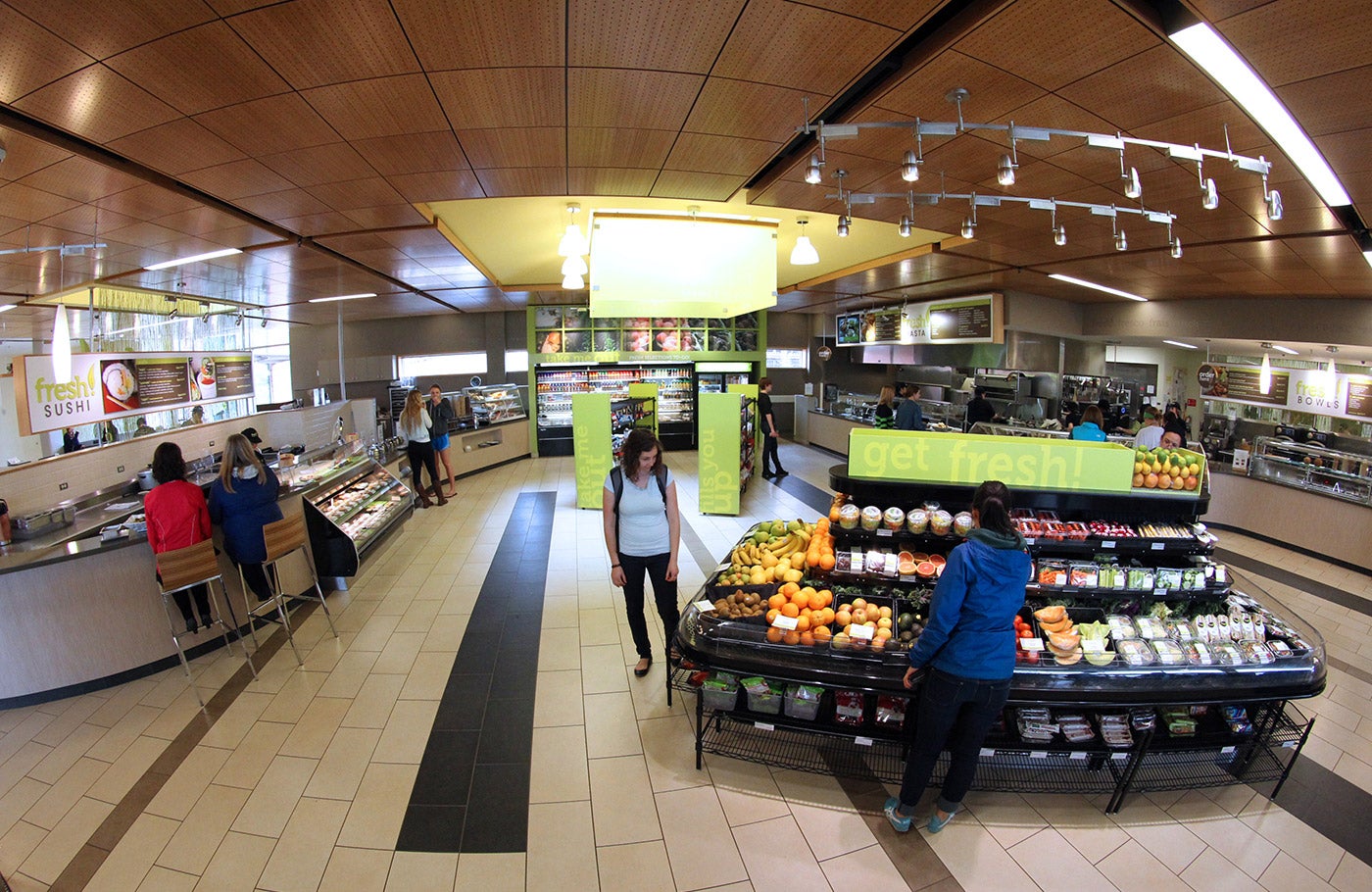 Students at purchasing food at Fresh Market Cafe.
